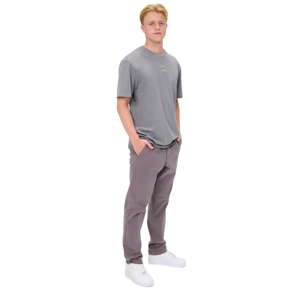 model-voorkant-chino-grijs.webp