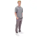 model-voorkant-chino-grijs.webp