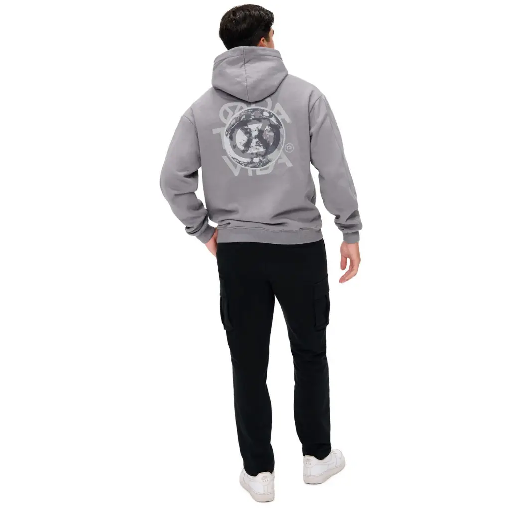 model-achterkant-hoodie-moon-grijs.webp