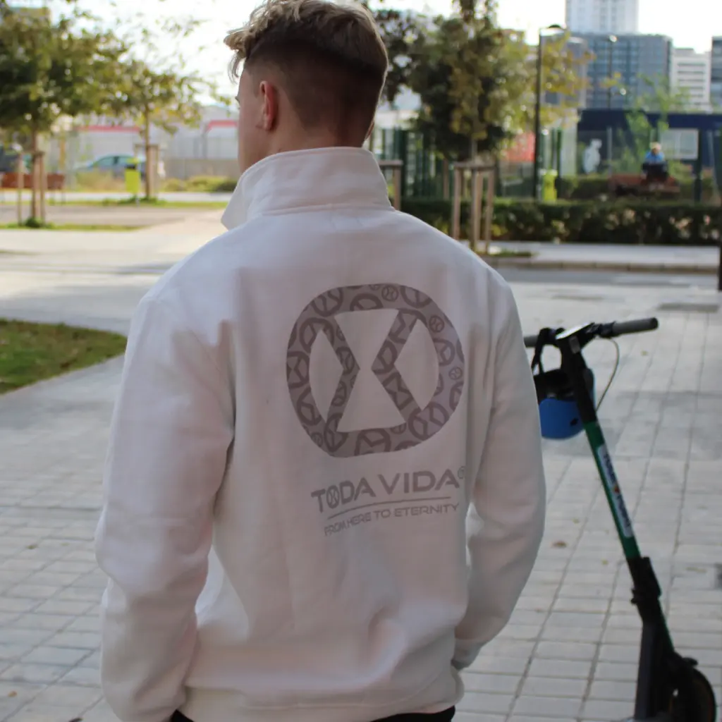 model-essential-halfzip-offwhite.webp