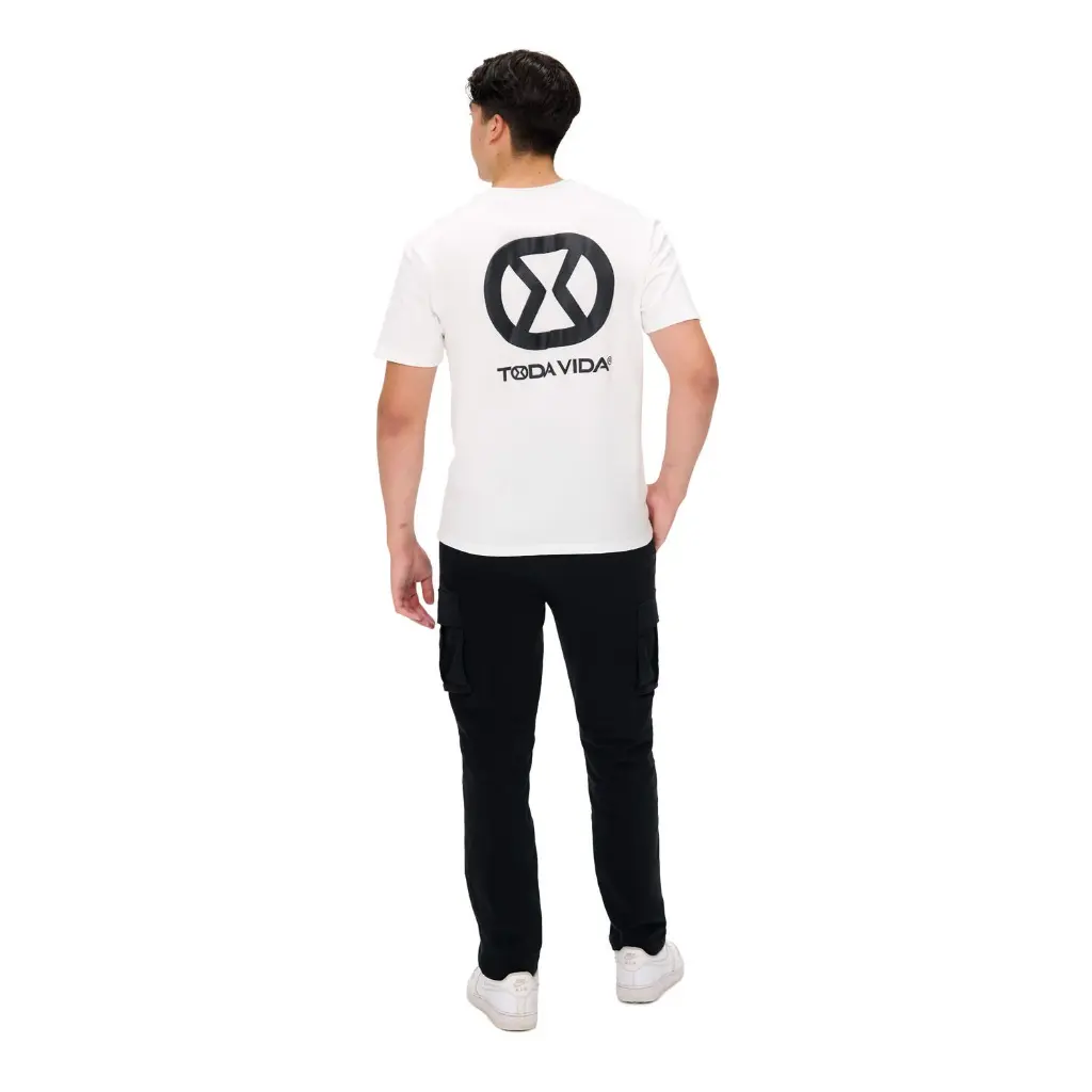 Todavida-essential tshirt wit achterkant model.webp